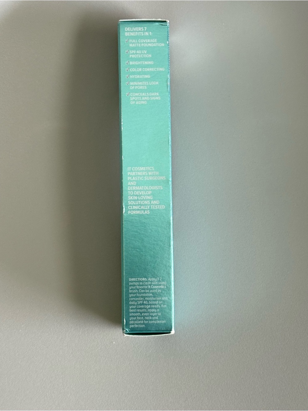 it cosmetics CC+ Oil-Free Matte Cream SPF 40 in Teal Packaging - Picture 5 of 6